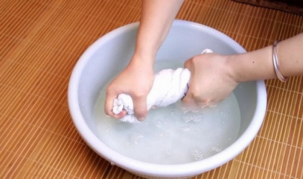 Nước muối giúp diệt khuẩn và tẩy mốc chiếu trúc hiệu quả