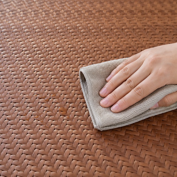 Lau chiếu mây bằng khăn ẩm